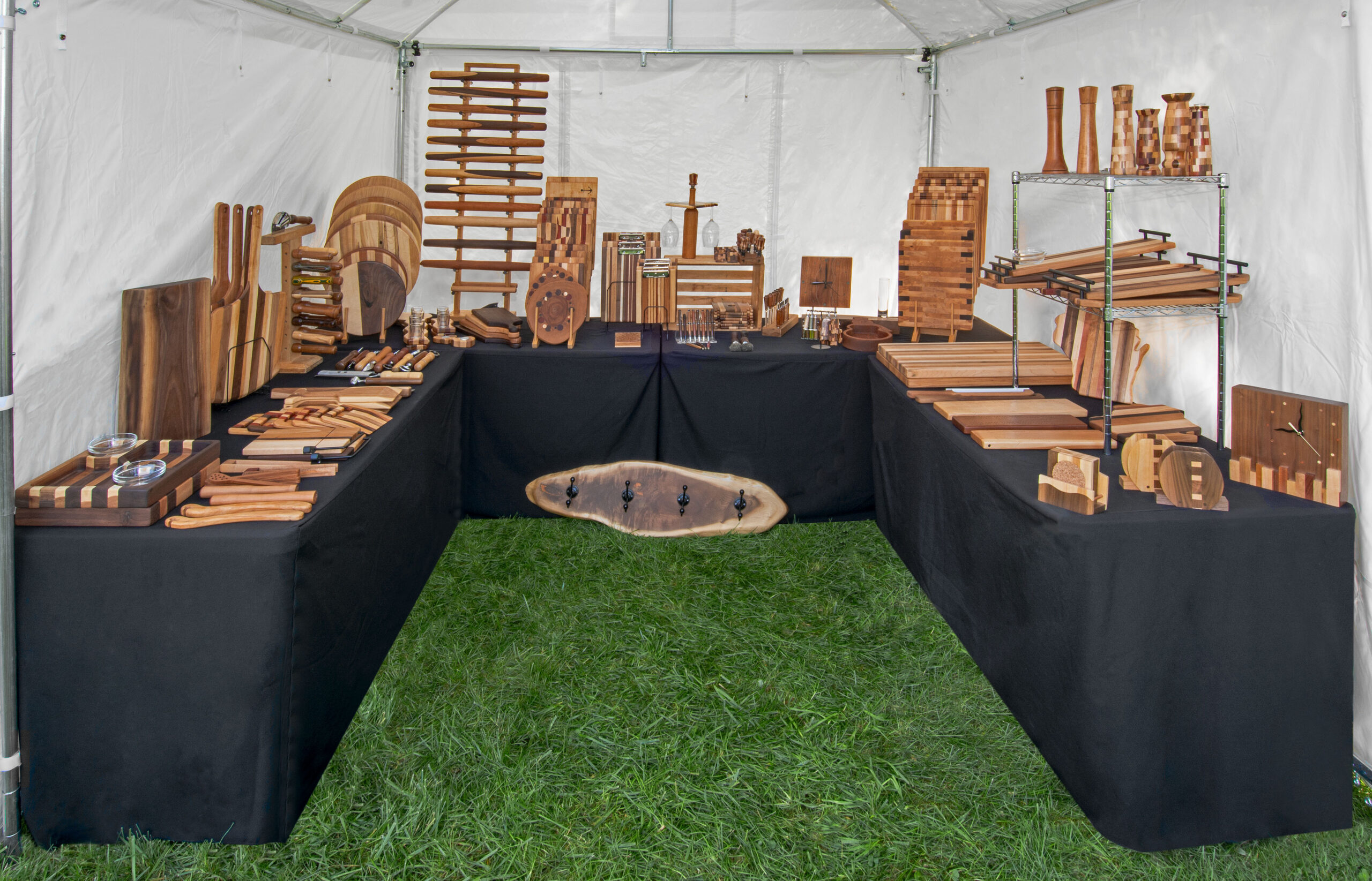 Display of wooden boards and kitchen accessories